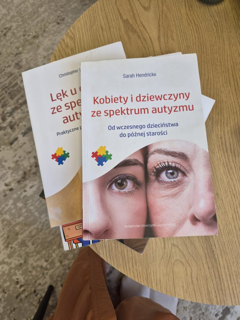 Książka o kobietach i dziewczynach w spektrum autyzmu w gabinecie
