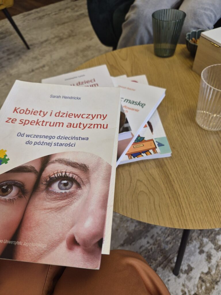 Książka o kobietach i dziewczynach ze spektrum autyzmu na stoliku