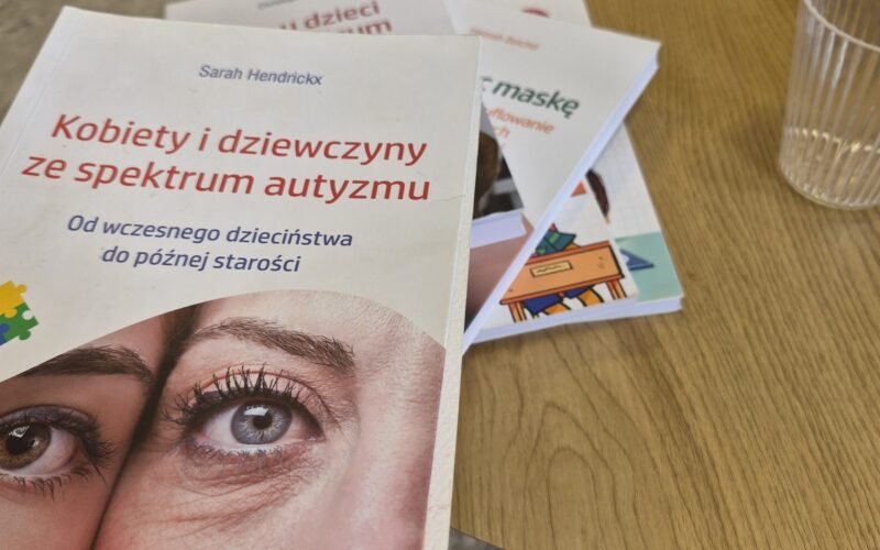 Książka o kobietach i dziewczynach ze spektrum autyzmu na stoliku